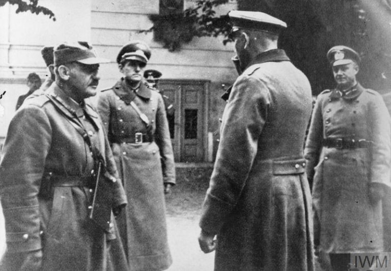 THE GERMAN-SOVIET INVASION OF POLAND, 1939 (HU 106371) General Wiktor Thommée, the Commander of the Modlin Fortress, negotiating the surrender terms with General Adolf Strauss, the Commander of the German II Corps, 29 September 1939. Copyright: © IWM. Original Source: http://www.iwm.org.uk/collections/item/object/205221938